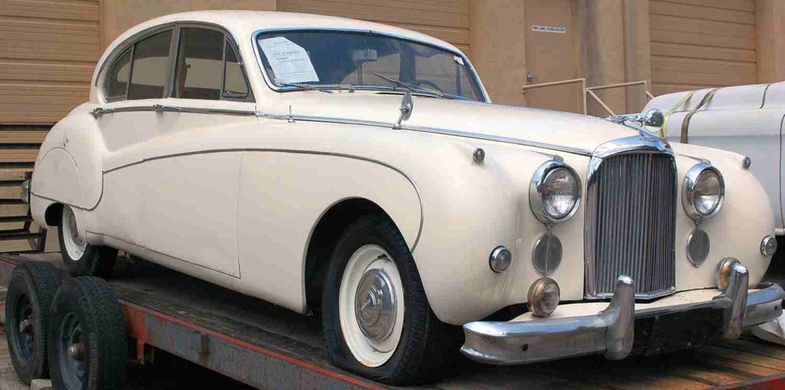 1958 JAGUAR SALOON SEDAN: RUNS AND DRIVES, BEAUTIFUL DESIGN WITH LEATHER INTERIOR, BURL WALNUT TRIM, FOLD DOWN TRAY TABLES IN BACK, RARE SUN ROOF, GREAT CAR FOR RESTORATION, LEFT HAND DRIVE, PARTS ARE WORTH MORE THAN OUR ESTIM