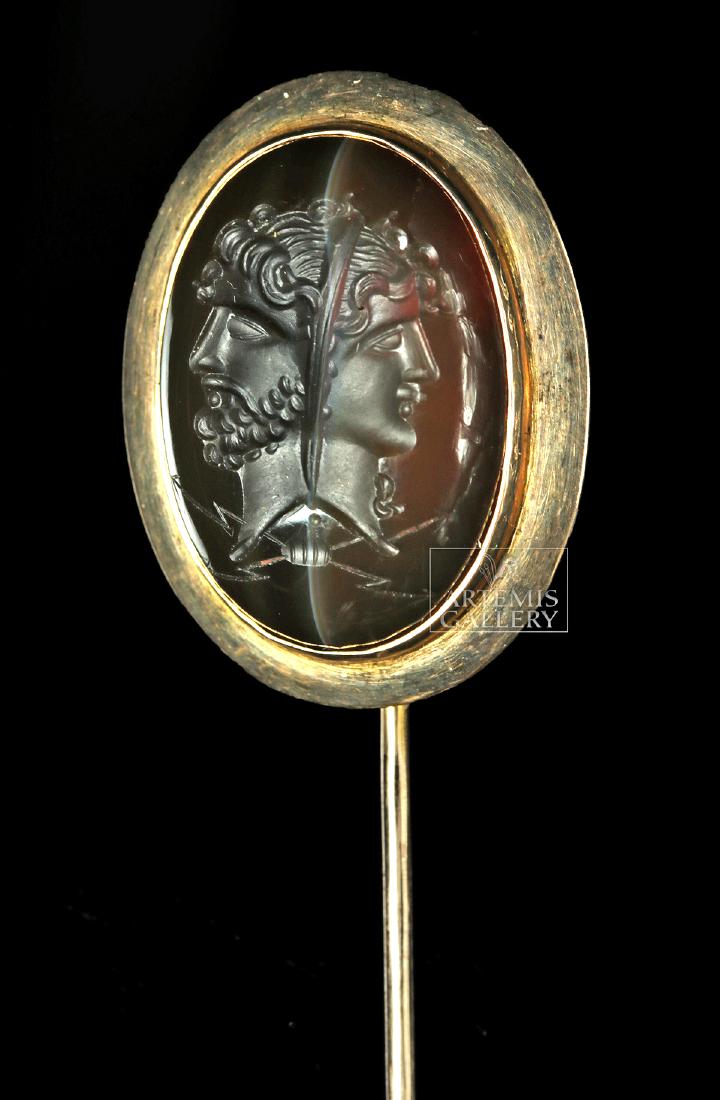Neoclassical 12K Gold & Agate Intaglio Pin - 4.2 g: Europe, ca. 19th century CE. A stunning, hand-carved agate intaglio presenting two opposite facing profiles - the one on the left depicting a bearded male, the one on the right a young female - perhap