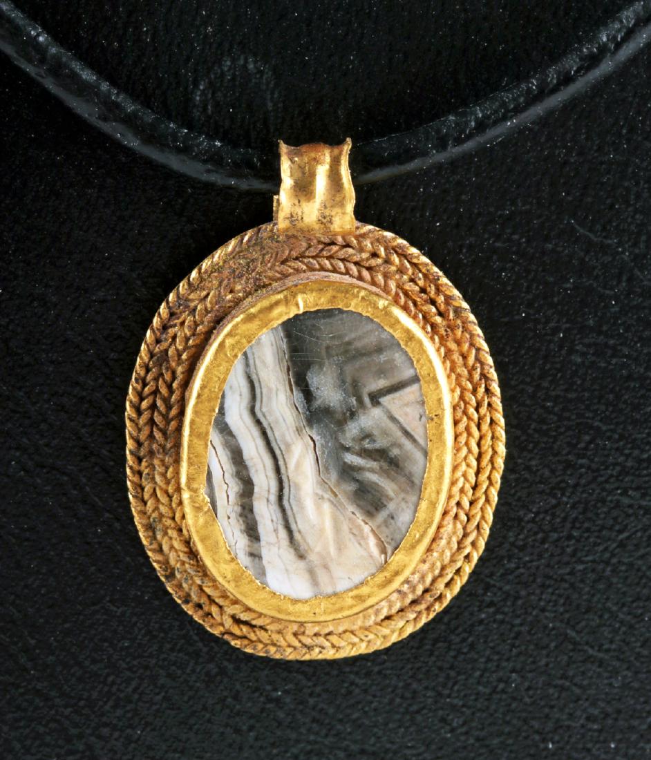 22K+ Gold & Sardonyx Intaglio Pendant w/ Nike - 2.2 g: Ancient Greece, Hellenistic, ca. late 4th to 3rd century BCE. A mesmerizing over 22 karat gold pendant featuring an oval sardonyx intaglio with black and white inclusions that is finely incised with a