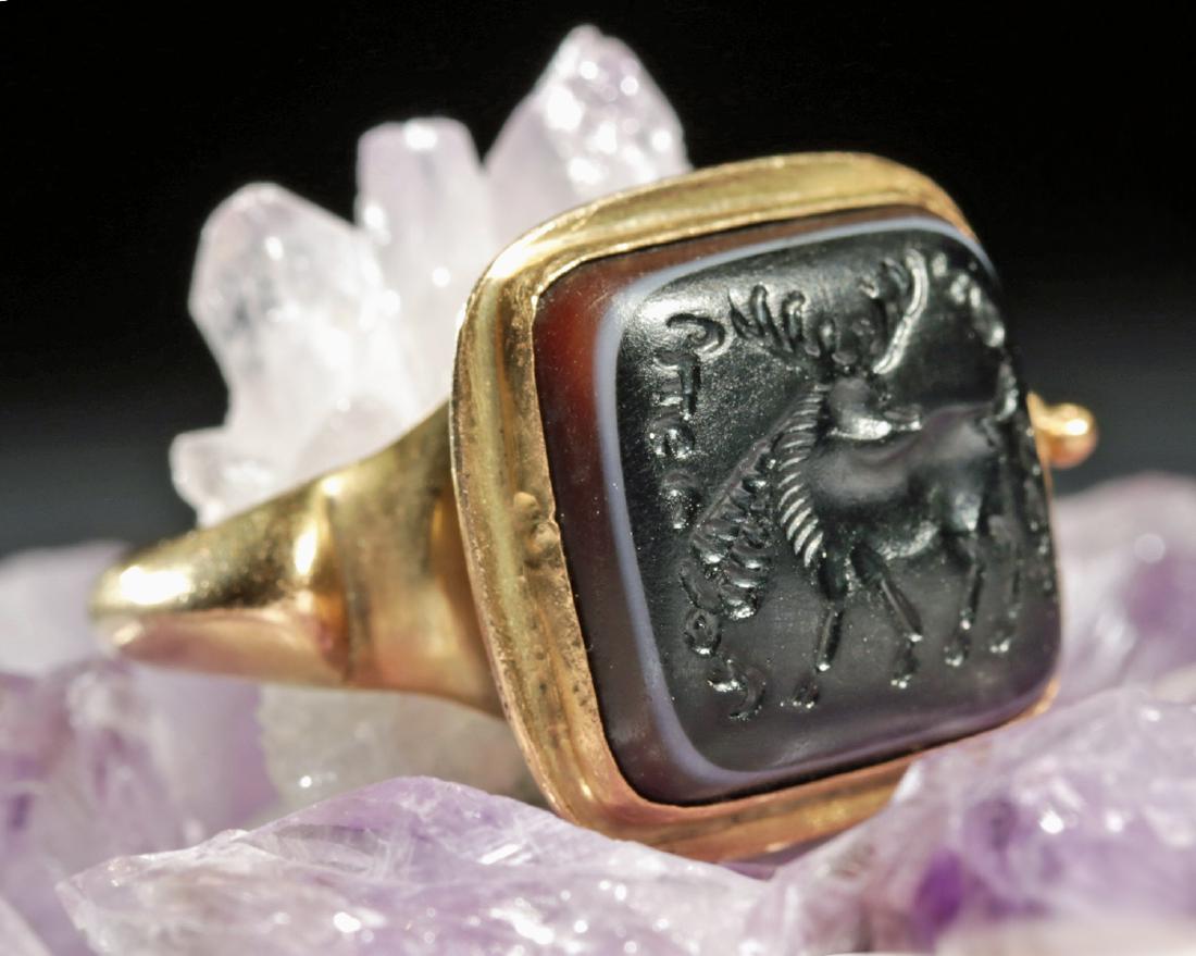 Islamic Sassanian Agate Intaglio & Gold Ring - 14.6 g: Ancient Near East / Central Asia, Sassanian (Sasanian / Sasanid), middle Sassanian Empire, ca. 400 to 500 CE. A beautiful 22K+ gold ring with a large raised bezel housing a square Sassanian eye agate 