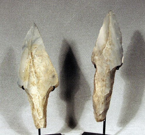 Mayan Chert Stone Knives / Blades: Ca. 600 AD, from ancient Mesoamerica. Two chert blades, both razor sharp; on custom steel stands. Extreamly rare. PROVENANCE: Ex-private New York Collection.