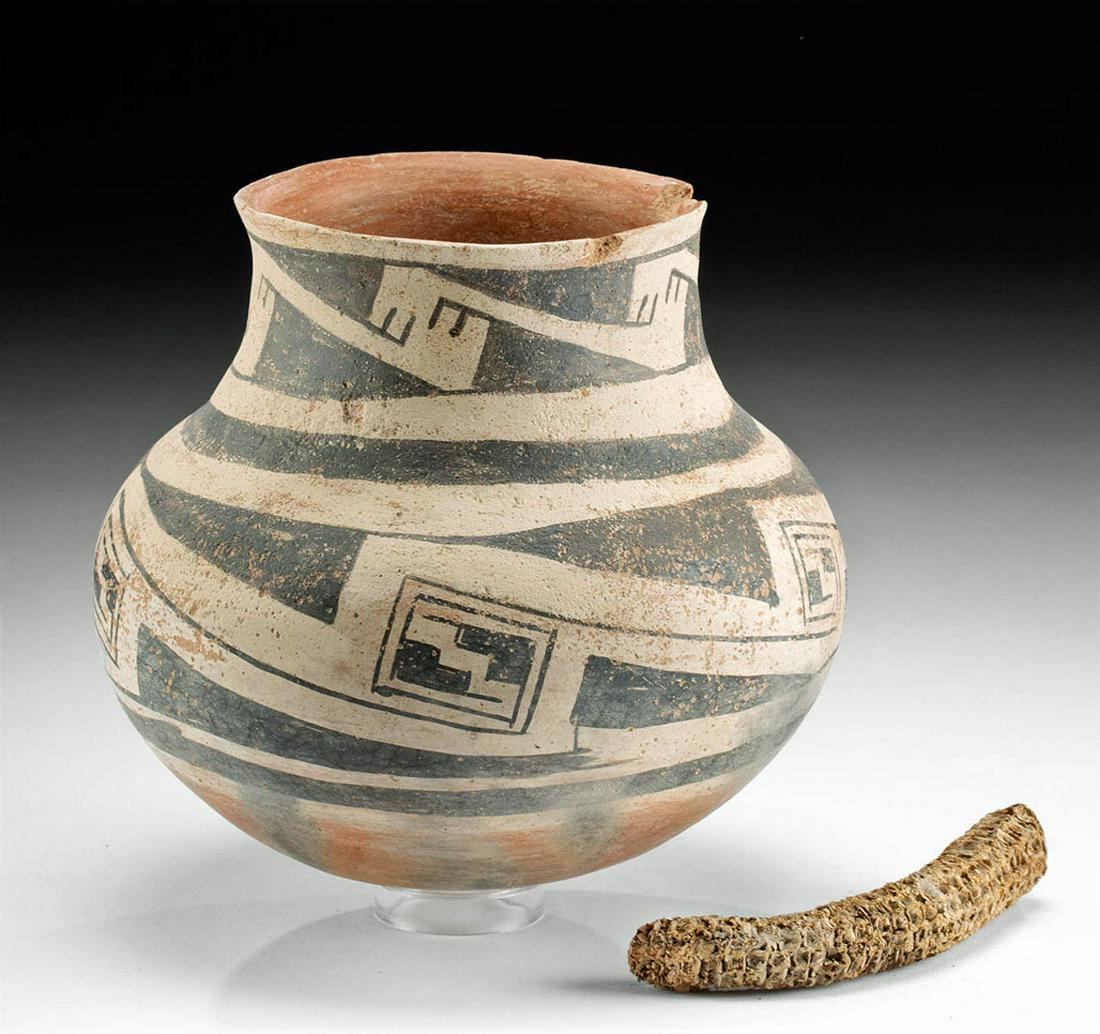Native American Anasazi Gila Polychrome Olla: North America, Southwest, Central eastern Arizona, Ancestral Puebloan (Anasazi), Greater Mogollon, Greater Salado, Upper Gila (Highland Salado), ca. 1250 to 1350 CE. An impressive pottery olla present