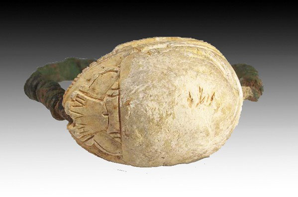 An Egyptian Scarab Swivel Ring - 3