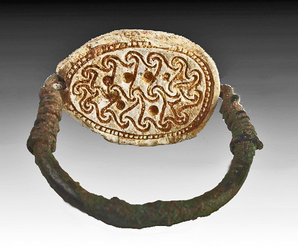 An Egyptian Scarab Swivel Ring - 4