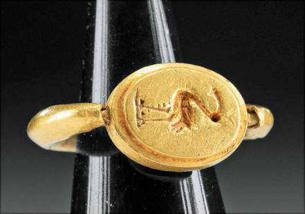 Egyptian Gold Intaglio Swivel Ring w/ Birds: Egypt, Late Dynastic to Ptolemaic Period, ca. 664 to 30 BCE. This is a beautiful high-quality swivel intaglio gold ring featuring an ibis and a bird on the green bloodstone. The ring band is