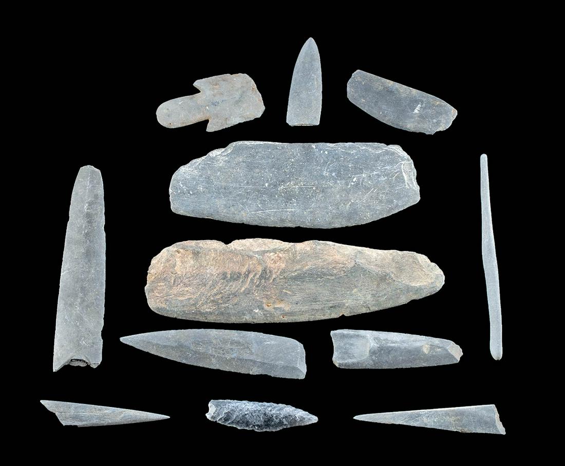 12 Native American Tools / Points, Slate & Obsidian: **Originally Listed At $300** Native American, Pacific Northwest Coast, ca. late 19th to early 20th century CE. A great collection of stone tools and projectile points that served a variety of hunting