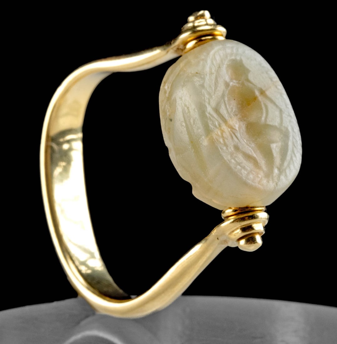 Etruscan Chalcedony Scarab in Gold Swivel Ring (1 of 4)