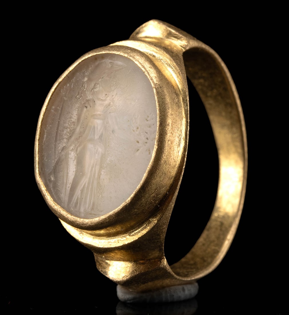 Roman Agate Intaglio of Minerva in Gold Ring (1 of 3)