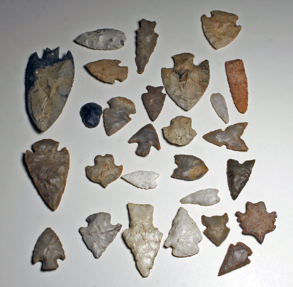 Lot of 28 Native American Paleo Points: Central US, Pre-Historic, 10,000 to 1000 BCE. A nice collection of stone points including over 2 dozen projectiles, mostly small and medium size with three or four larger examples included - 28 points