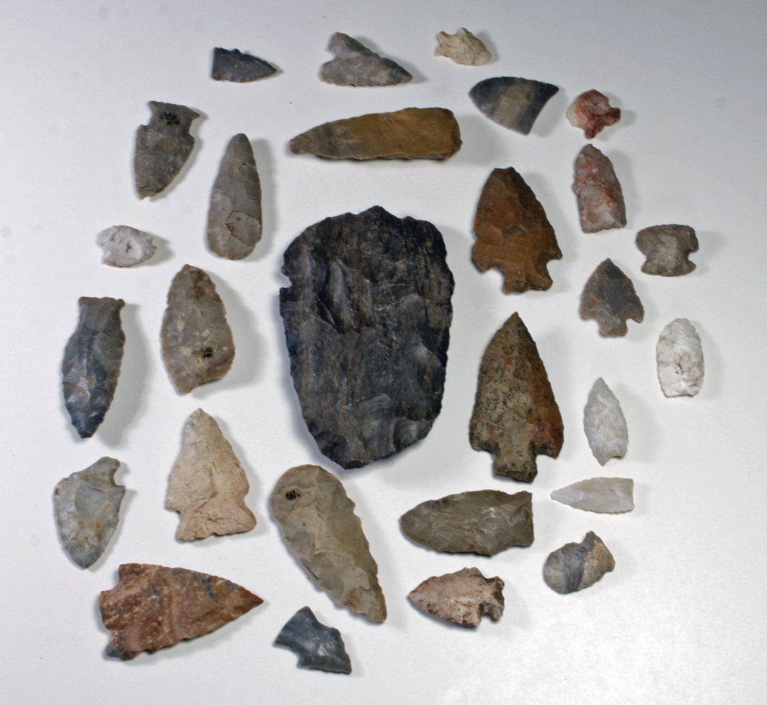 Another 28 Native American Paleo Points / Arrowheads: Central US, Pre-Historic, 10,000 BCE to 1000 BCE. A nice collection of stone points including over 2 dozen projectiles, small, medium and large points and knives with one large hand-axe included - 28 