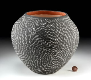 Acoma Pueblo Painted Fine-Line Pot by Jennifer Vallo