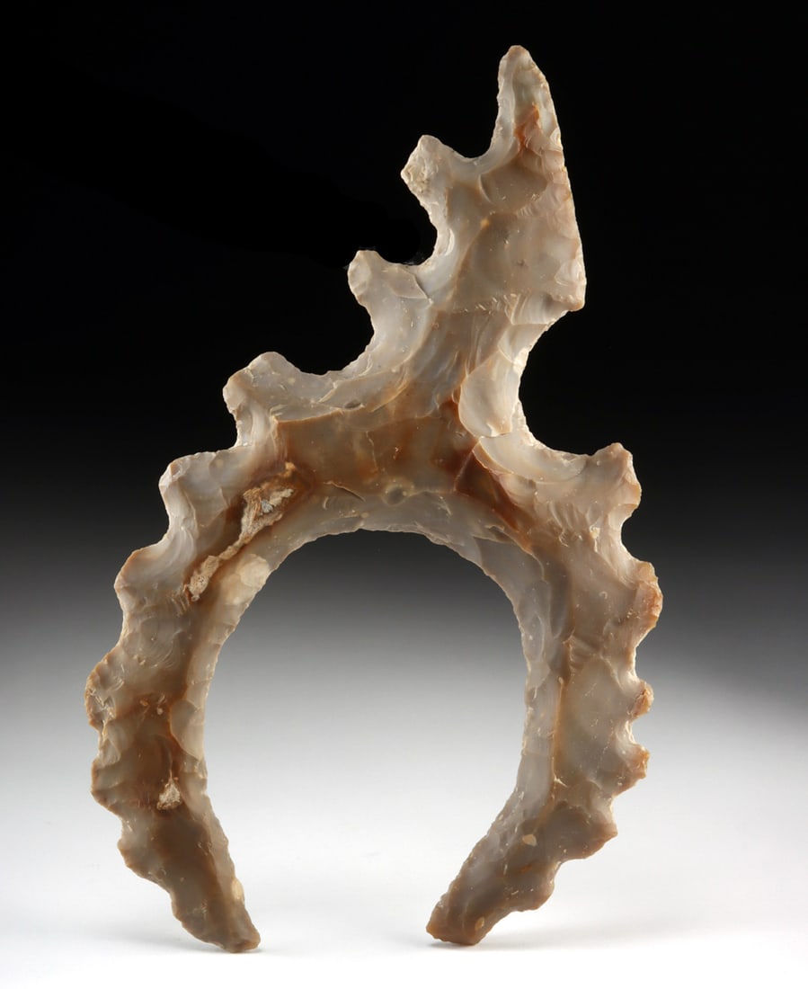 Huge Maya Eccentric Chert Flint from Belize - Scorpion: Pre-Columbian, Maya Territories, Belize, Late Classic, ca. 550 to 900 CE. A monumental and visually commanding Maya chert eccentric, expertly flaked from a large piece of cream-colored chert. The piec