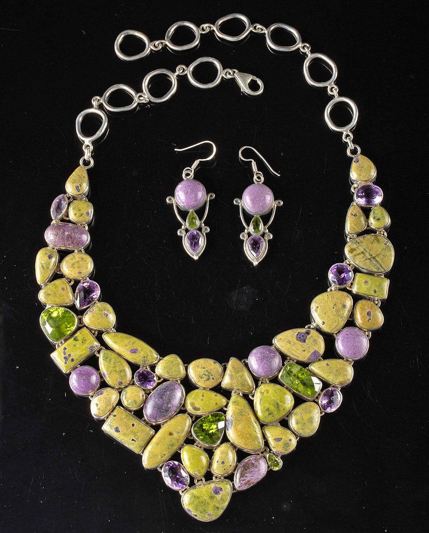 Tasmanian Serpentine Stichtite Necklace & Earrings Set: United States, ca. 21st century CE. A matching statement necklace and earring set composed of Tasmanian serpentine cabochons with natural purple stichtite veining, accented with faceted peridot and am
