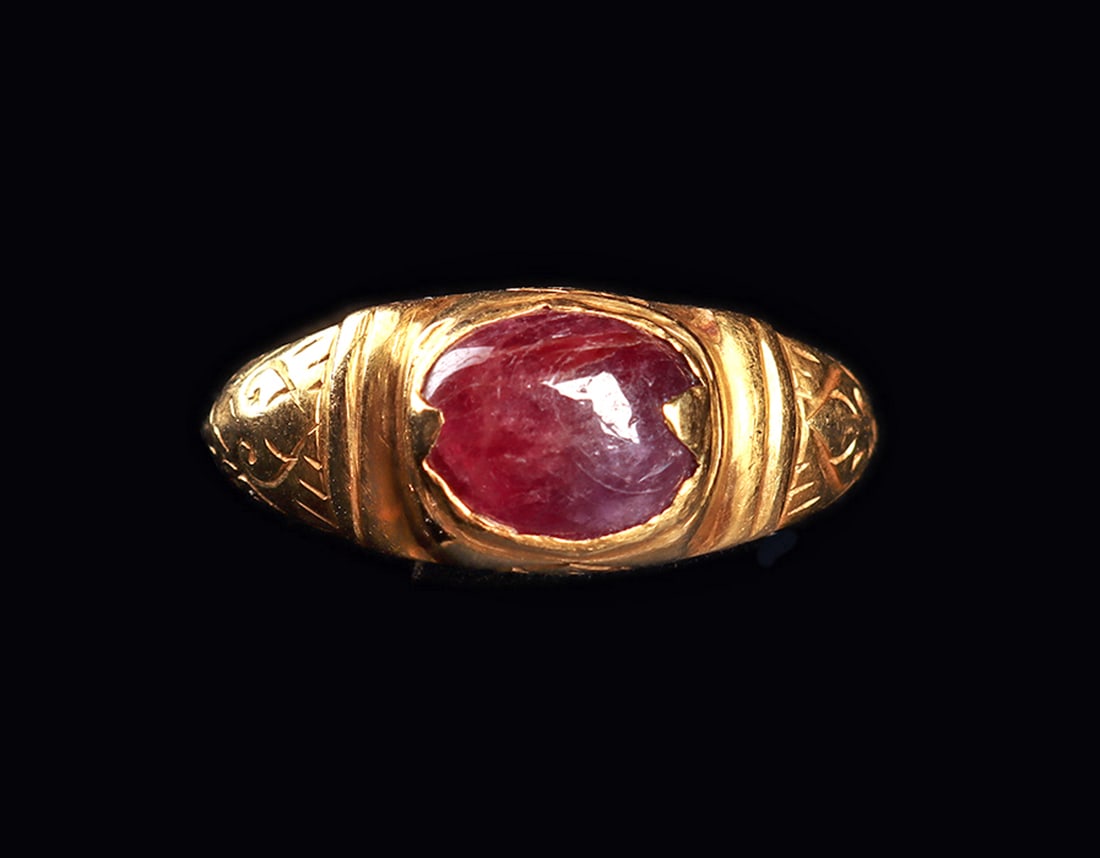 Roman Gold Finger Ring with Ruby - 3