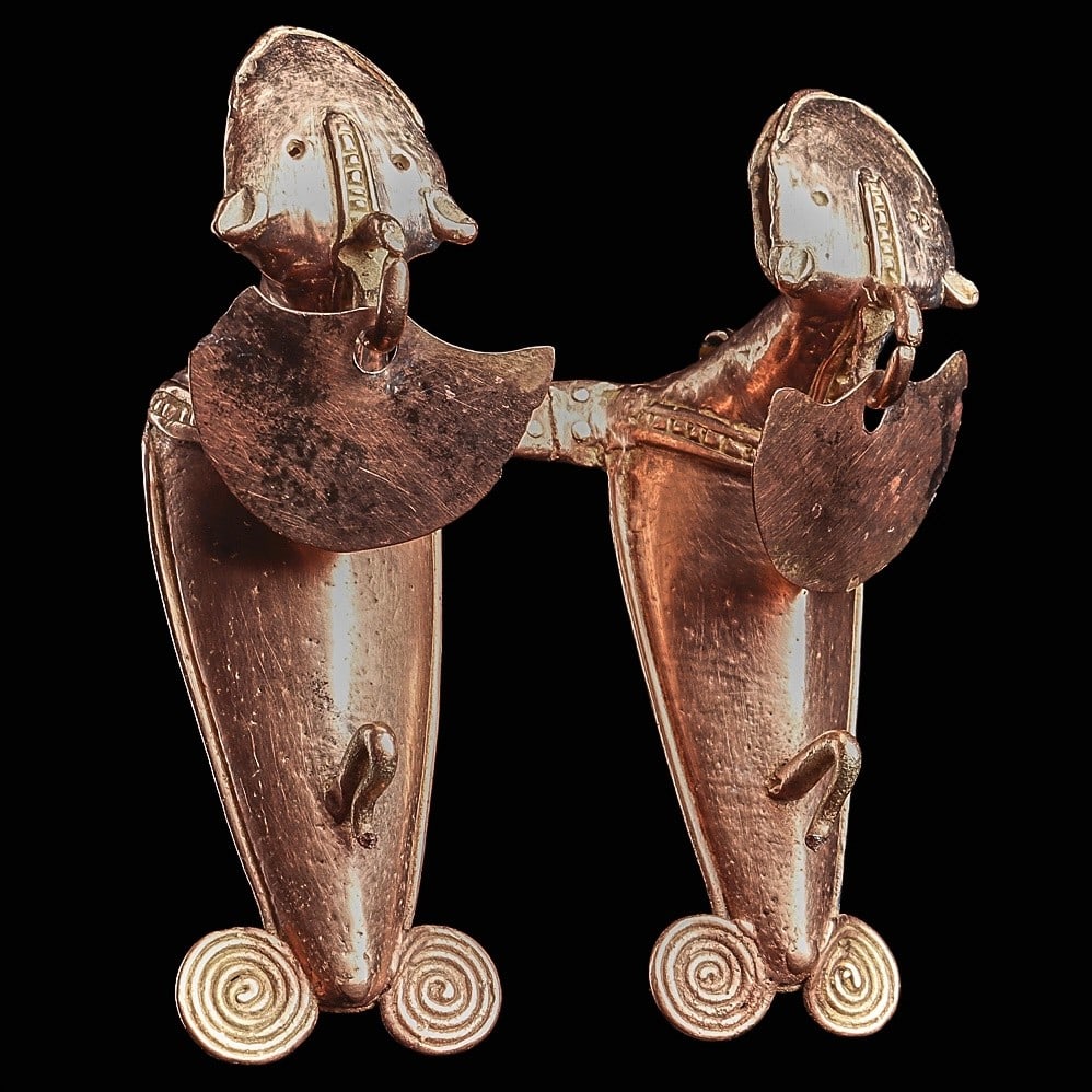 Veraguas Tumbaga Pair of Animals Pendant: Veraguas, Panama bordering with Colombia, ca. 1200 - 1500 CE. This cast copper and gold alloy pendant was purportedly found in Panama, along the Panamanian border with Colombia, but was influenced by 