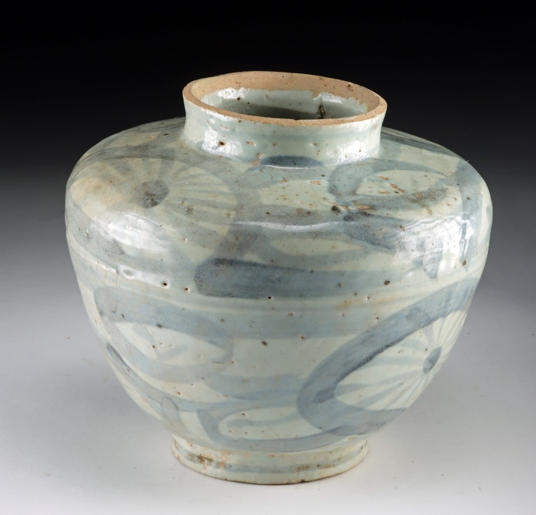 17th C. Chinese Blue & White Swatow Stoneware Jar: East Asia, China, late Ming Dynasty to Qing Dynasty, ca. 1600–1800 CE. A broad-shouldered stoneware jar painted in a faded cobalt blue under a thin transparent glaze with loosely brushed floral 