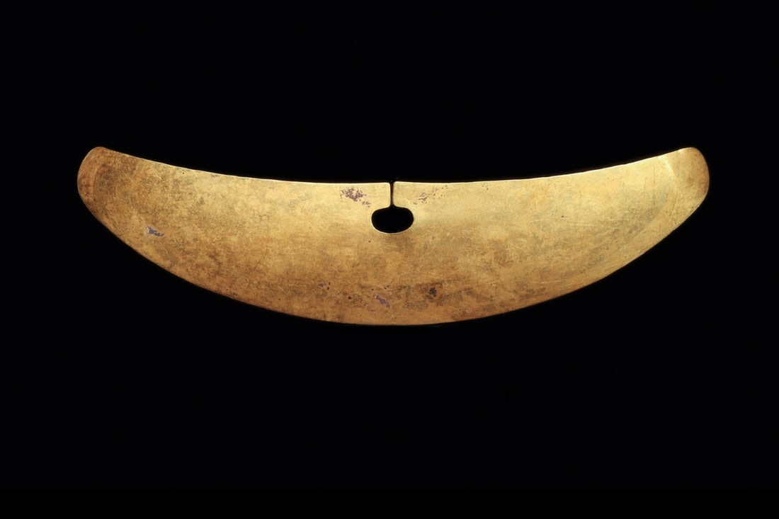 Sinu Gold Broadwing Nose Ornament, Colombia: Pre-Columbian, Colombia, Sinu, ca. 500–1000 CE. A wide crescent of hammered sheet gold, its broad wings sweeping outward to rounded tips and rising in a shallow lunate curve. The central notch t