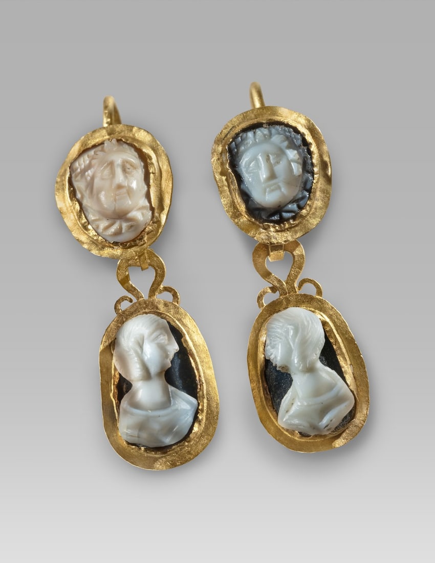 Published Roman Gold Onyx Cameo Earrings, Gorgoneion (1 of 5)