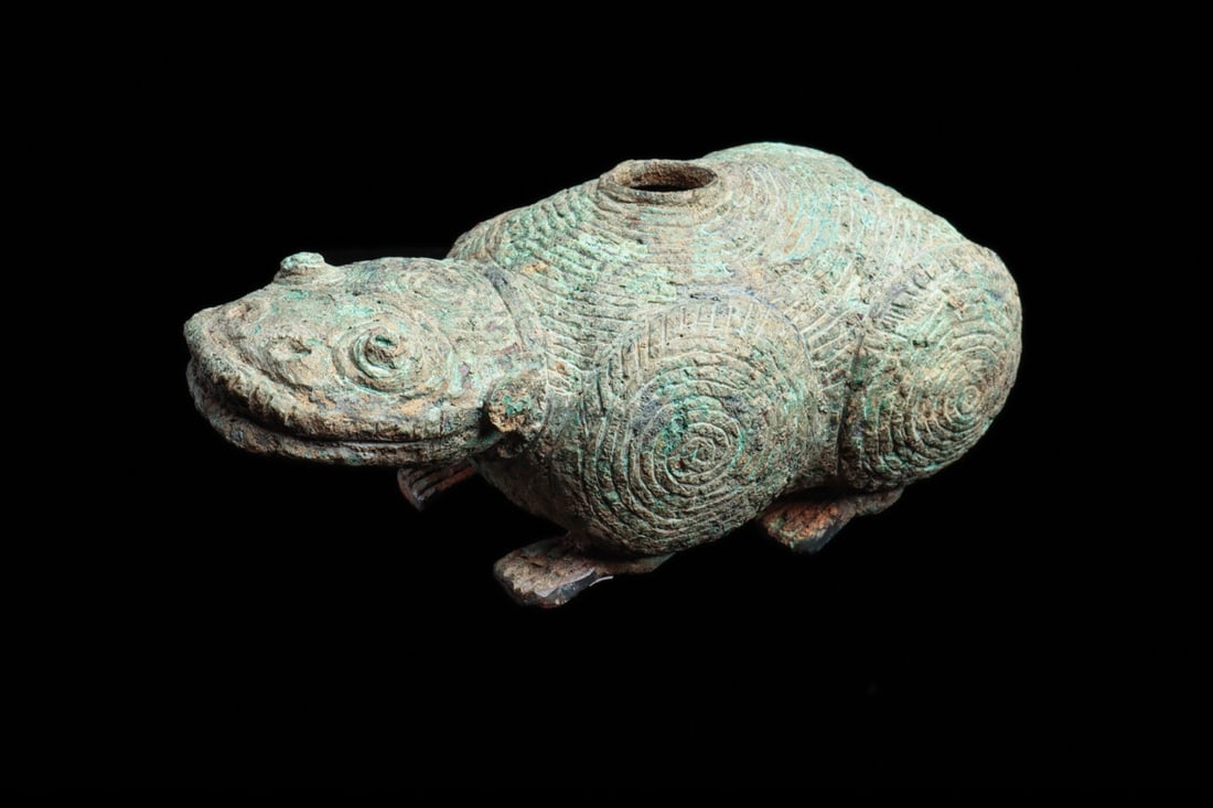 Dong Son Frog Form Lime Container with Spiral Decoration (1 of 4)