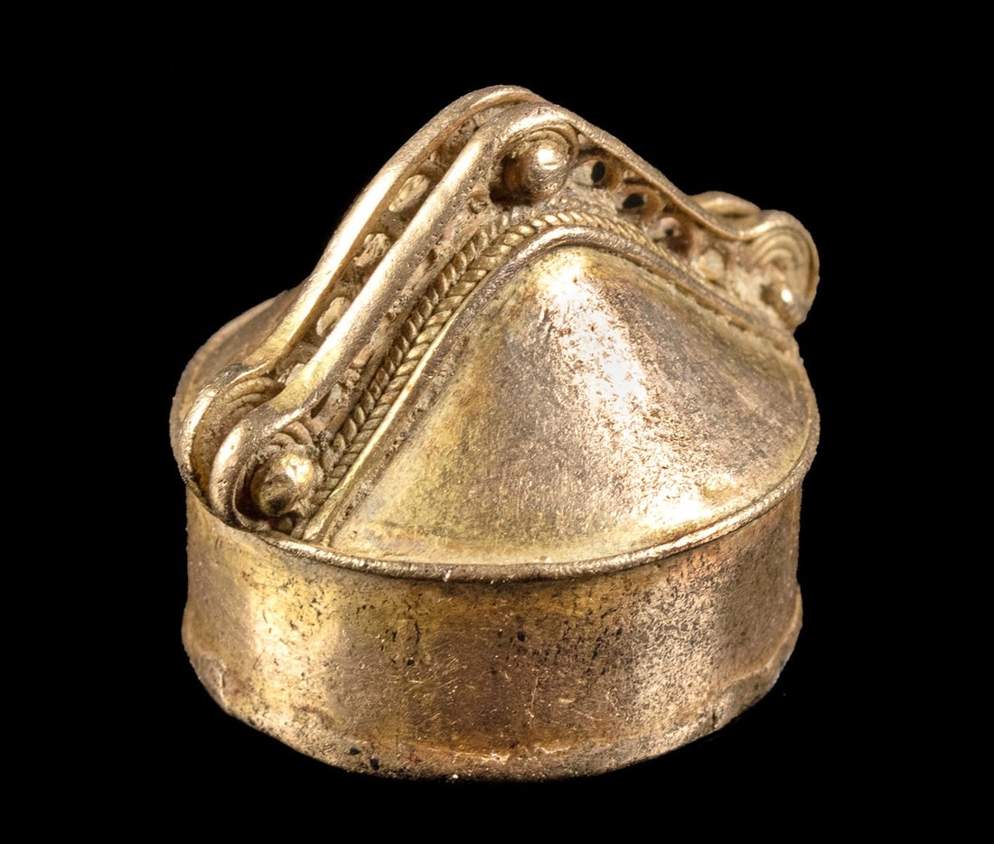 Tairona Tumbaga Gold Labret - Filigree & Granulation Crest: Pre-Columbian, Colombia, Tairona, ca. 1000–1500 CE. A hollow, cap-shaped labret of cast tumbaga, its burnished dome rising from a plain cylindrical collar and crowned by an arched crest of openw