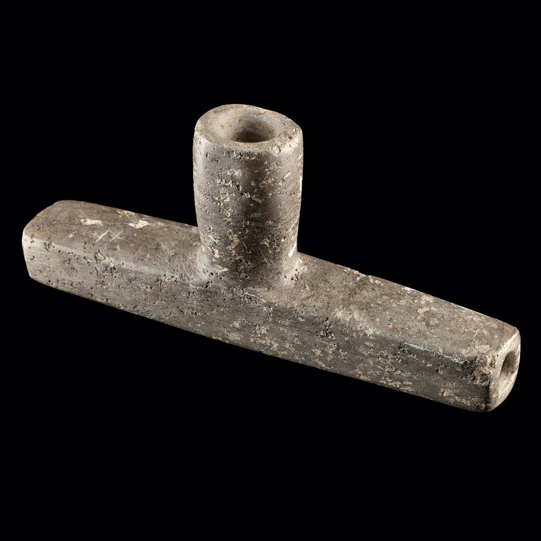Woodland Period Steatite Platform Pipe - Eastern North America: Native American, Woodland Period, ca. 1000 BCE – 1000 CE. A finely carved platform pipe shaped from soft grey steatite, its long horizontal base swelling gently toward a rounded prow while a cyl