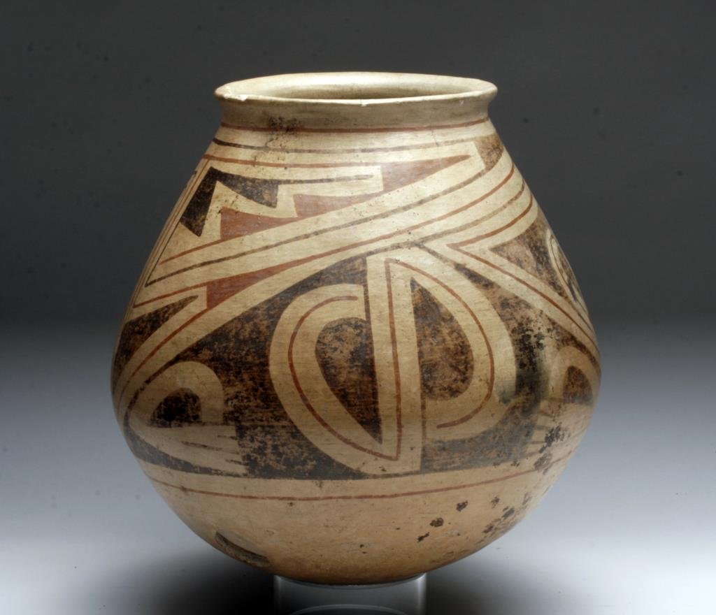 Large / Fine Casas Grande Olla: Northern Mexico, Ca 1300 CE. Casas Grandes (Spanish for Great Houses; also known as Paquimé) is the contemporary name given to a pre-Columbian archaeological zone and its central site, located in nor
