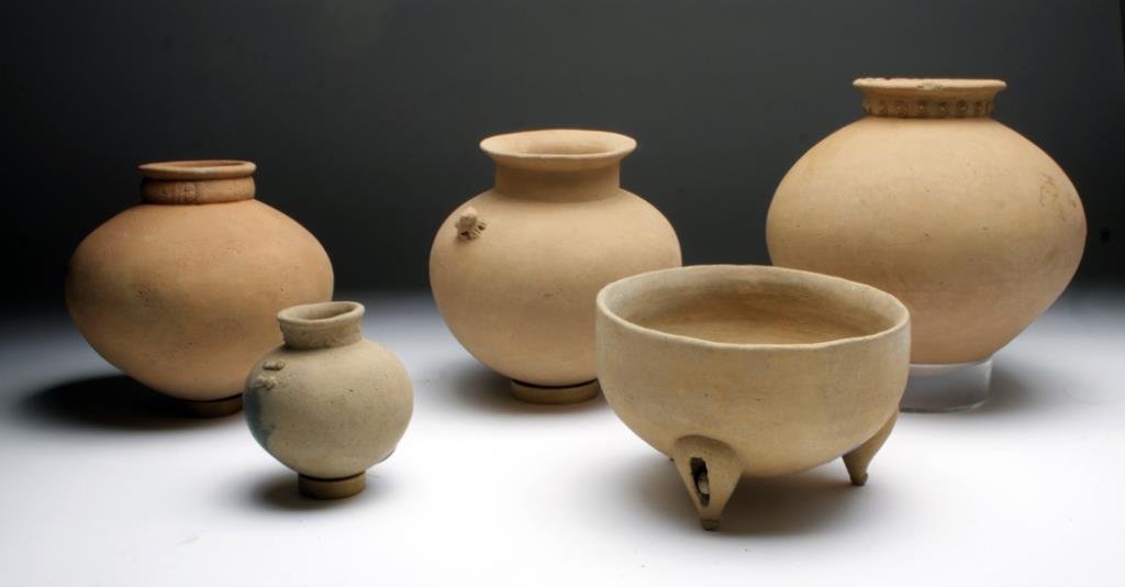 Lot of 5 Pre-Columbian Tarago Creamware Ollas: Pre-Columbian, Border area between Panama & Costa Rica (Diquis zone), Tarrago, Chirique Phase, Period VI, ca. 1000-1500 CE. These simple yet elegant earthenware jars represent early pottery created in