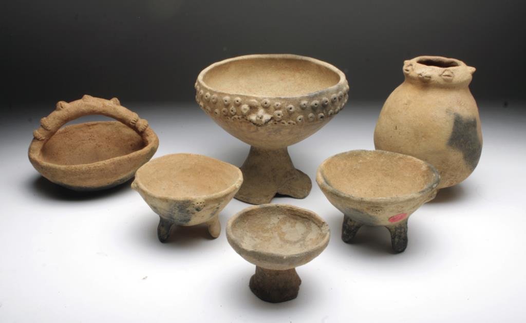 Lot of 5 Pre-Columbian Earthenware Jars: Pre-Columbian, Border area between Panama & Costa Rica (Diquis zone), ca. 1000-1500 CE. These earthenware jars were created in the border area between Panama and Costa Rica. Together they make for an
