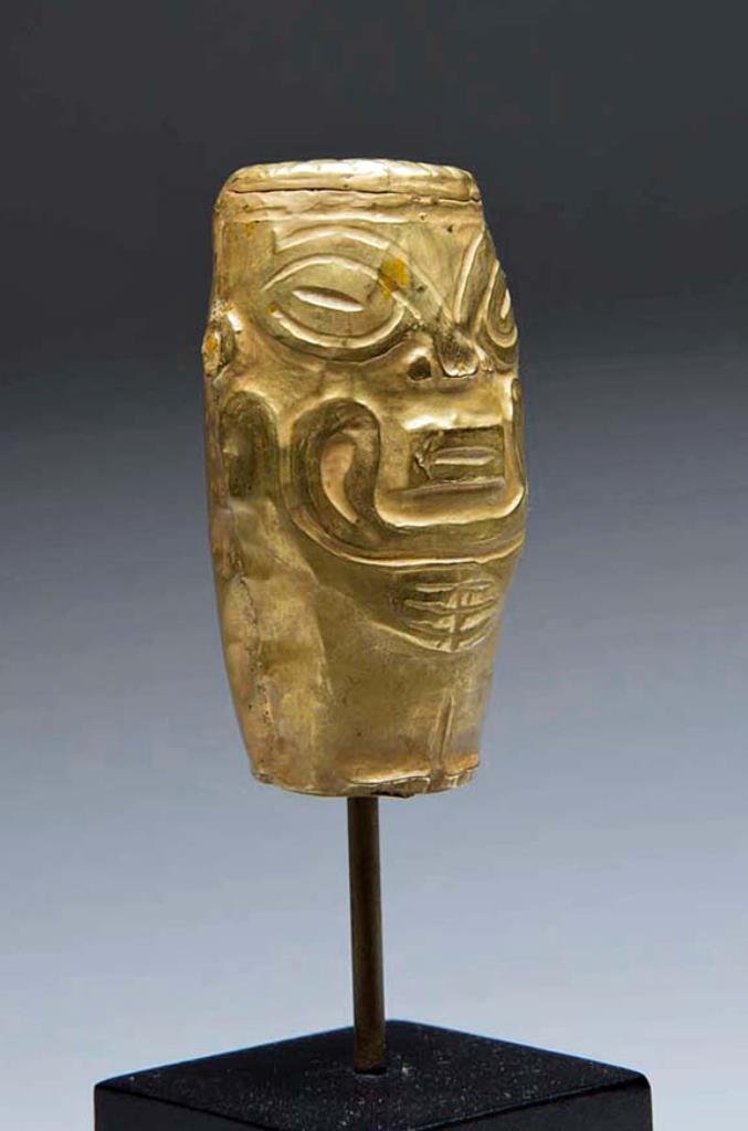Pre-Columbian Calima Malagan Gold Idol: Pre-Columbian, Colombia, Calima Malagan Culture, ca. 100 BCE - 0. This gold idol stems from the Malagana artisans of the Calima culture. The Calima culture is a series of Pre-Columbian cultures from t