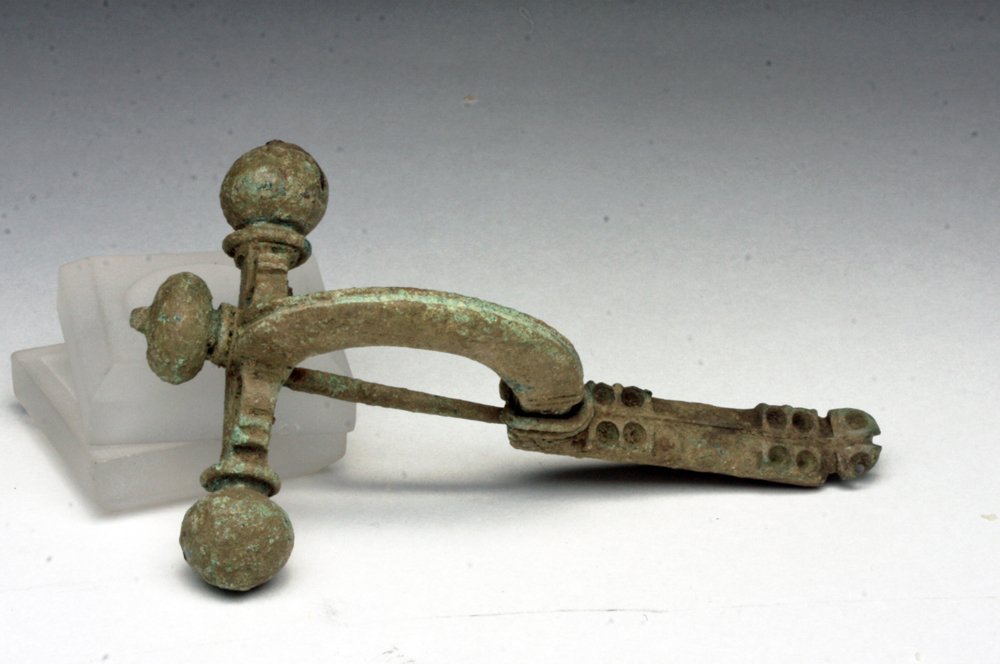 Large Roman Bronze Crossbow Fibula: Roman Empire - military issue so could have been found from Britain to Egypt. 2nd to 3rd century. Very large and heavy bronze cloak pin, in a shape known as "crossbow" for obvious reasons. Three large