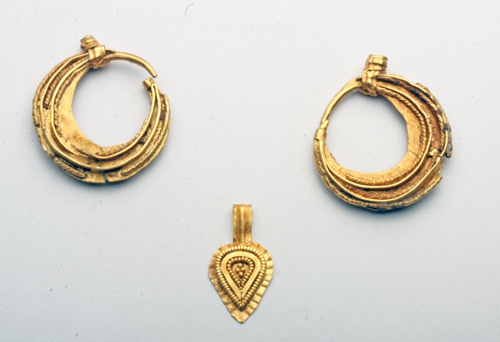 Eastern Roman Gold Earrings and Pendant: Roman Syria, Ca 1st to 3rd century CE. Lovely matching set of earrings and pendant. Each earring in crescent form in multiple layers of wires and sheet gold, small bale at top. Along with heart-shaped