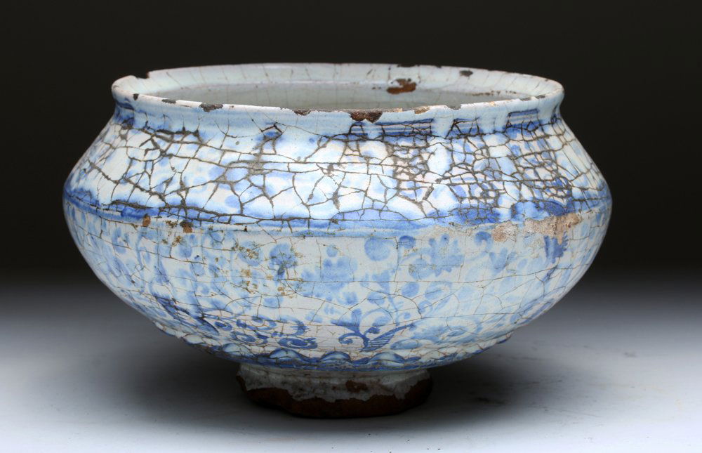 17th C. Italian Deruta Majolica Footed Bowl (1 of 5)