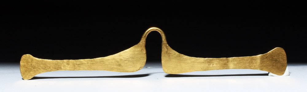 Magnificent/Large Sinu Gold Nose Ornament, 12.1 gr: Pre-Columbian, Colombia, Sinu/Zenu culture, ca. 800 to 1200 CE. An extremely long Sinu gold nose ornament with a curved nose section and overall hammered and tapered body with flared wing ends. An int