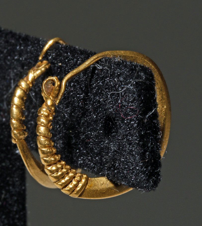 Roman 22k+ Gold Hoop Earrings, 2.7 gr. (pr): Roman Empire, ca. 1st century BCE to 2nd century CE. Fine pair of heavy cast gold hoop earrings, each nearly circular with ridged contour, raised bands on front third, looped catch. Believe it or not,