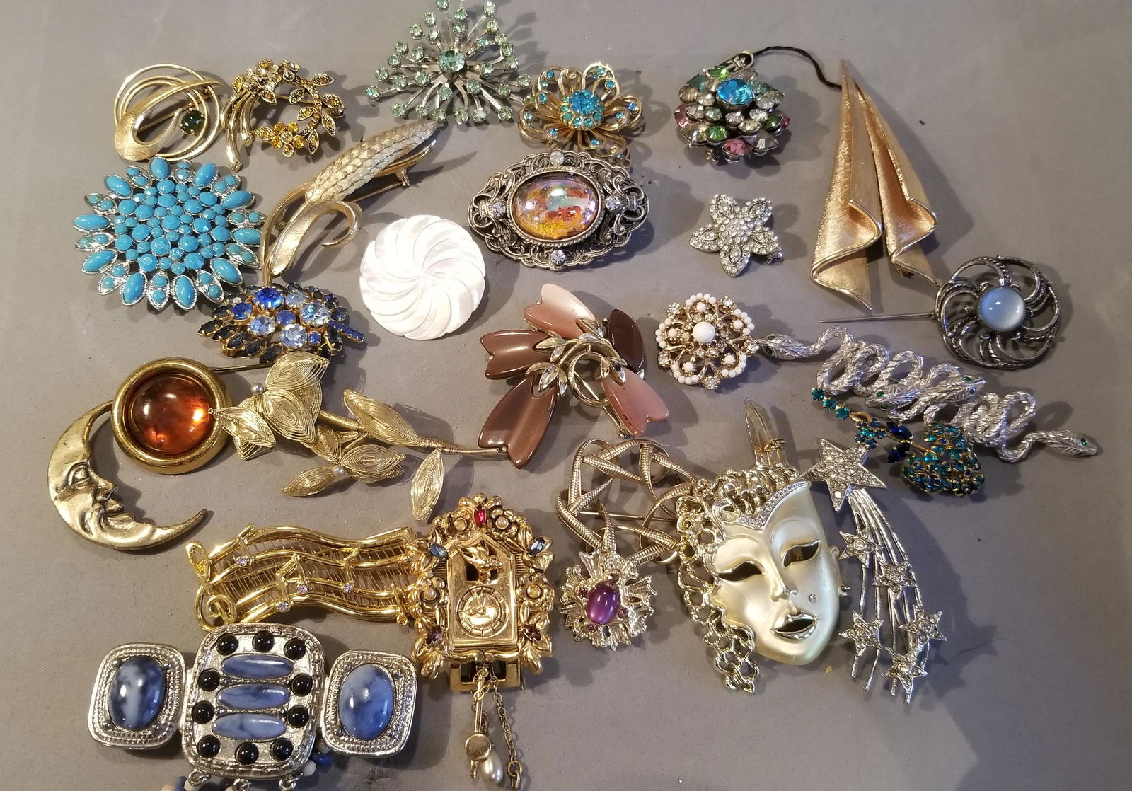 Assorted Lot of Vintage Brooches and Pins (1 of 5)