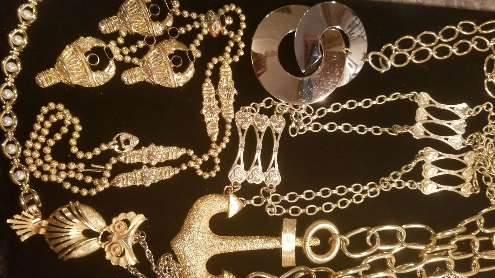 Vintage Gold Tone Jewelry Lot (1 of 5)