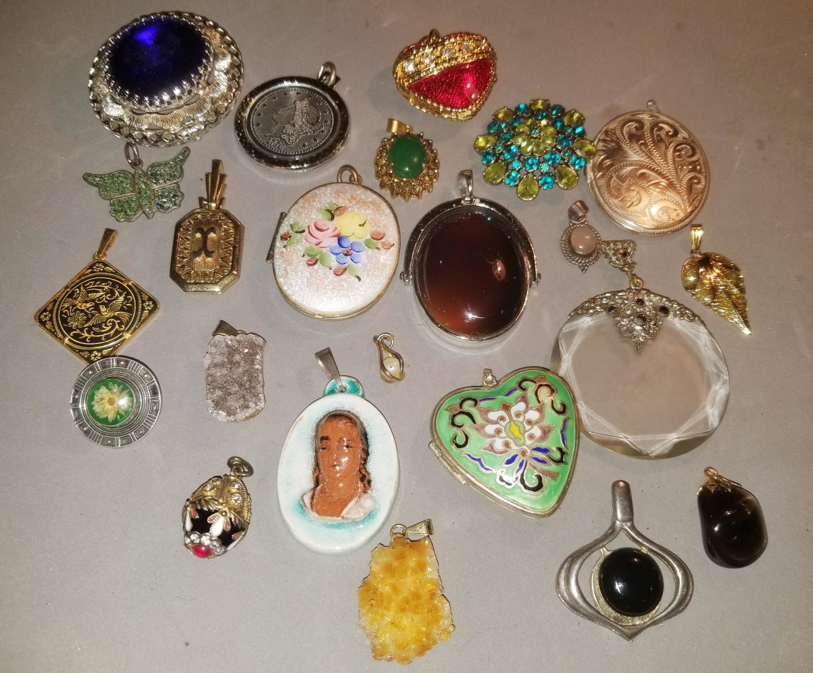 Collection of Jewelry Lockets, Pendants: Mixed Collection of Vintage Brooches, Pendants and Lockets. Good Condition