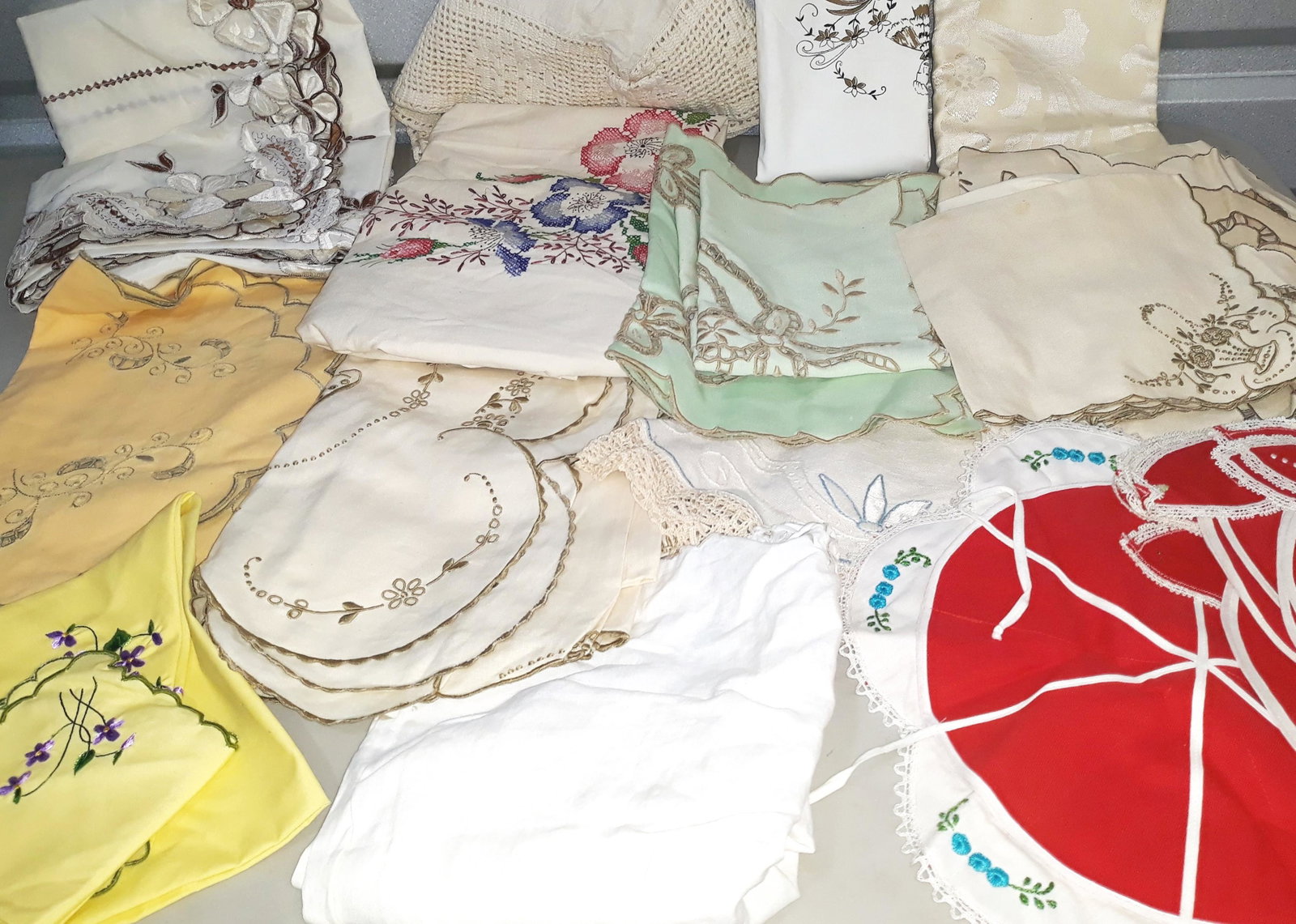 Vintage Linen Lot Table Cloths Runners: Vintage Linen and Table Cloth Group. Mixed and Assorted items.