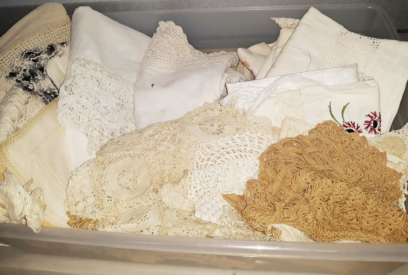 Vintage Linen Crocheted Lace Doilies: Antique Table Linen, Doilies