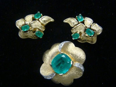 Jomaz Earring ,: Pin Set goldtone emerald stone