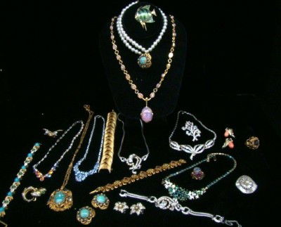 26 Piece ,: Bogoff Mazer and others pins, bracelets