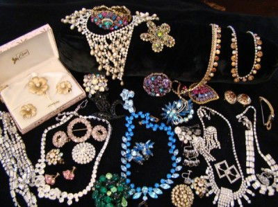 Coro, Weiss etc.: Large lot of Rhinestone Necklaces etc.