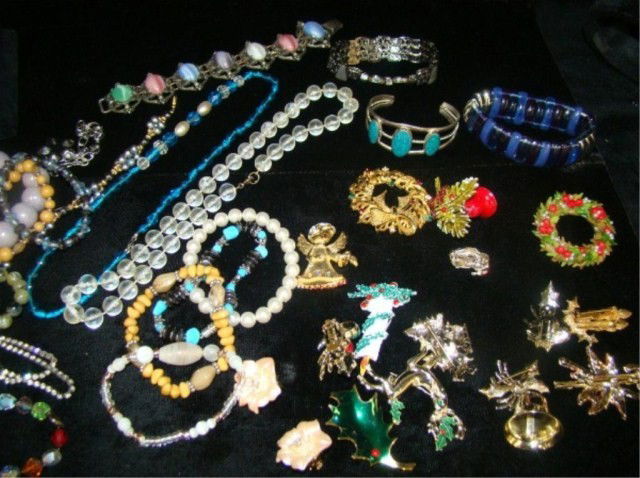 Assorted Lot Beaded Bracelets: Christmas Pins, etc. Condition VG/G