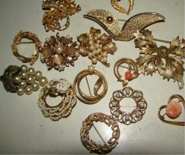 Assorted Lot of 1940's-50's Pins and Brooches: mostly pearls, one coral Condition vg/g