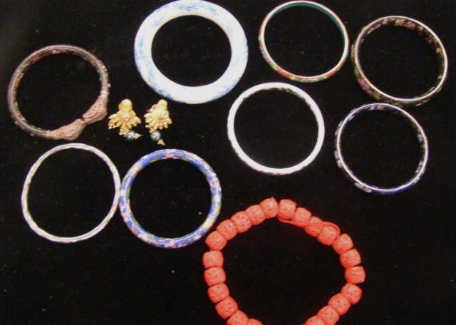 Asian Jewelry Lot: 8 bracelets with coral beads and earrings Condition vg