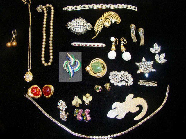 Vintage Jewelry - Coro, Lisner, Carnegie: Kenneth Lane and other signed pieces Condition vg