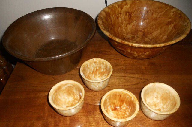 Assorted Lot of Country and Yelloware Bowls: Lot of 6 Bowls Condition minor flacks to some