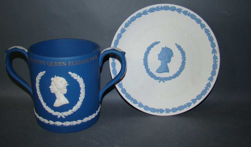 Wedgwood Loving Cup and Plate: Queen Elizabeth Coronation Silver Jubilee Condition vg/g