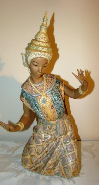 Lladro Thai Figurine: 18"x 9" Condition vg/g