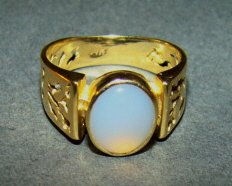 14K Gold and Moonstone Ring: 4.5 grams total wgt. size 6.5 , Condition vg/g